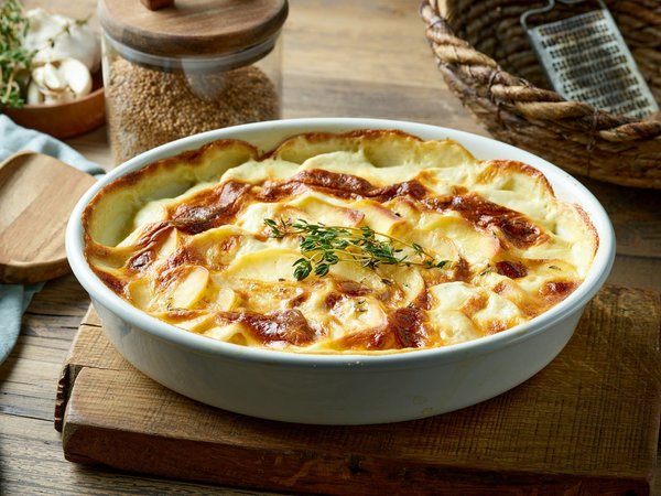 Comment réussir un gratin dauphinois avec une croûte dorée et une sauce onctueuse?