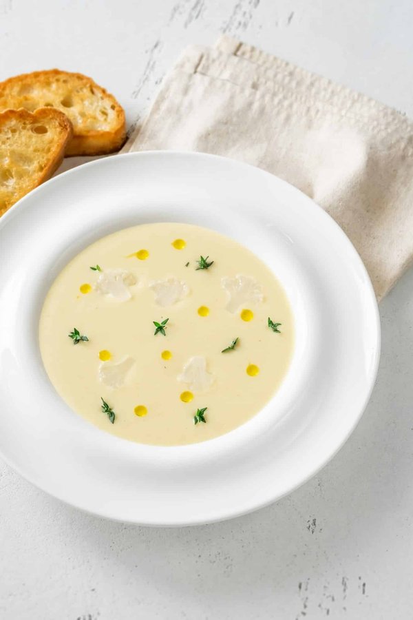 Quels sont les secrets pour un velouté de cèpes avec une crème fouettée au thym?